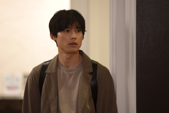 『告白－25年目の秘密－』“爽太”松村北斗、夜のオフィスに潜入→大胆すぎる行動に騒然「え？もしかして」「8人目の別班説浮上」