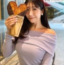 170cm“美しすぎる気象予報士”穂川果音、オフショルダー姿が「スタイル抜群」「魅力的」