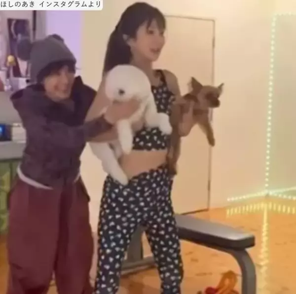 ほしのあき48歳、犬2匹を抱えスクワット　抜群スタイルにネット衝撃　夫は13歳年下＆1児の母