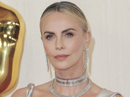 「まさに女神」 シャーリーズ・セロン、美しすぎるトップレス姿を公開