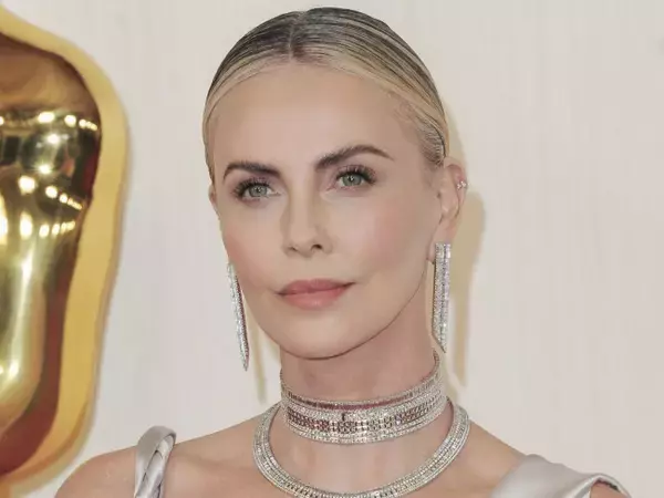 「まさに女神」 シャーリーズ・セロン、美しすぎるトップレス姿を公開