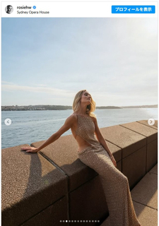 ジェイソン・ステイサムの婚約者ロージー・ハンティントン＝ホワイトリー、黄金ドレスから鍛えた腹筋をチラ見せ