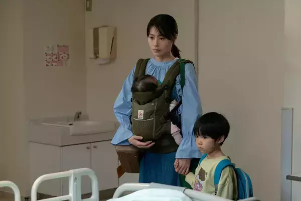 有村架純、初の母親役で魅せる“覚悟の表情”『マジカル・シークレット・ツアー』場面写真解禁