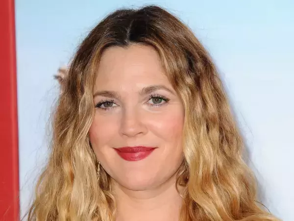 ドリュー・バリモア、産後の体型変化に涙で共感　帝王切開の経験語る