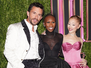 絆が素敵！『ウィキッド』キャストが「最もセクシーな男性」選出のジョナサン・ベイリーを“顔プリントTシャツ”で祝福