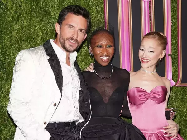 絆が素敵！『ウィキッド』キャストが「最もセクシーな男性」選出のジョナサン・ベイリーを“顔プリントTシャツ”で祝福