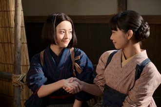 『風、薫る』“りん”見上愛＆“直美”上坂樹里、感染収束で固い握手　ネット感動「このバディは最強」「アツい」