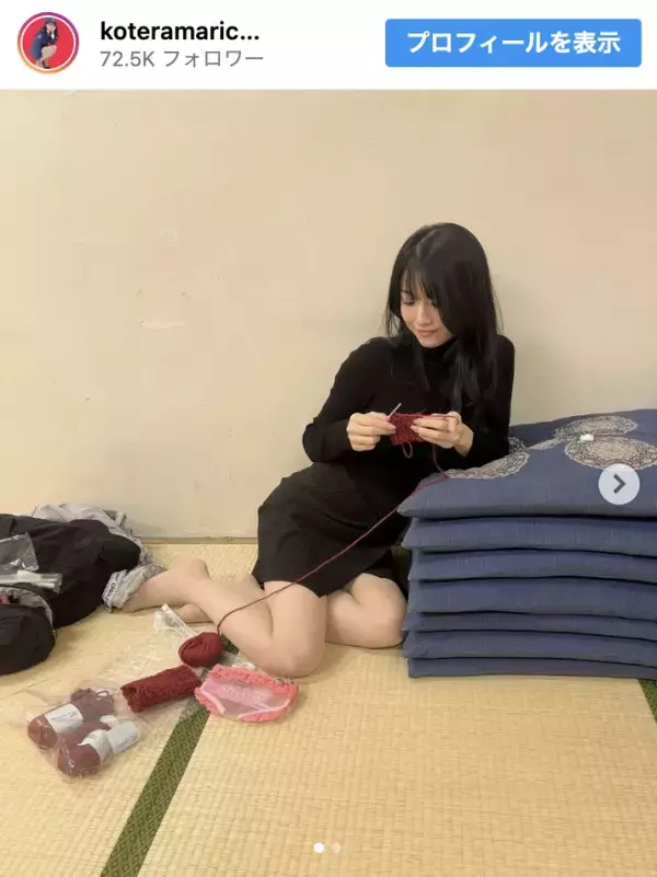 吉本新喜劇美女、美脚あらわで編み物する姿に反響「とても可愛い」