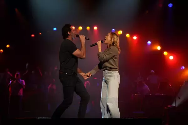 ヒュー・ジャックマン＆ケイト・ハドソンが実在の夫婦の人生を体現　『ソング・サング・ブルー』撮影の裏側に迫る