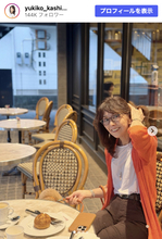 柏木由紀子78歳、鮮やかオレンジの上品コーデ　愛犬とカフェへ「とても似合ってる」