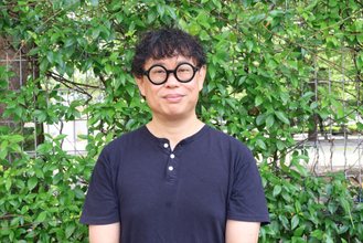 岡田利規、「演劇を観るという体験を刷新したい」　東京芸術劇場芸術監督就任第1作に込めた想い