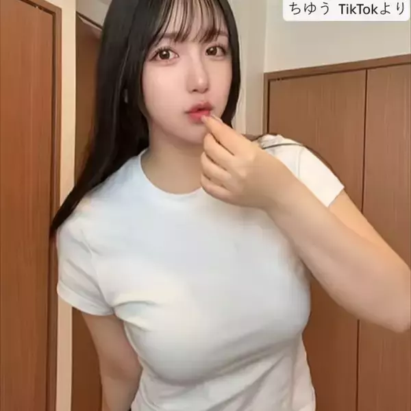 フォロワー500万の165cm美女、タイトな白トップス姿で抜群プロポーション全開！　多数の「いいね！」集まる