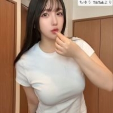 フォロワー500万の165cm美女、タイトな白トップス姿で抜群プロポーション全開！　多数の「いいね！」集まる