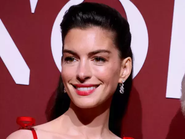 アン・ハサウェイ、ヴァレンティノの真っ赤なドレスでファッションのイベントに