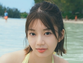 日向坂46・高本彩花、イエローの水着でお気に入りのビーチ降臨　写真集封入ポスカ第2弾