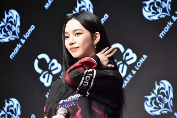aespa・KARINA、黒とピンクのゴルフウェア姿で登場　『MARK ＆ LONA』新ブランドアンバサダー就任