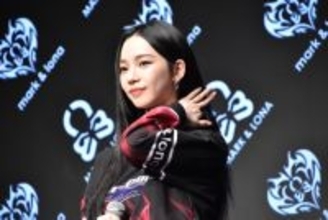 aespa・KARINA、黒とピンクのゴルフウェア姿で登場　『MARK ＆ LONA』新ブランドアンバサダー就任