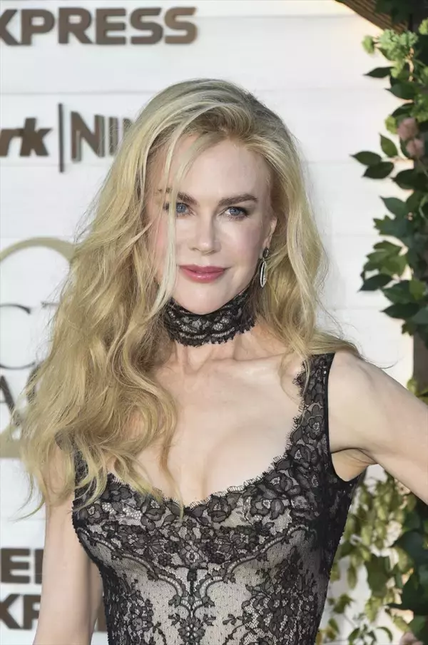 ニコール・キッドマン、黒レースドレスで妖艶なルック　アトリエ ヴェルサーチェまとう