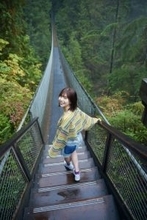 日向坂46・松田好花、高さ70mの揺れる吊り橋もへっちゃら！　余裕の笑顔で渡り切る