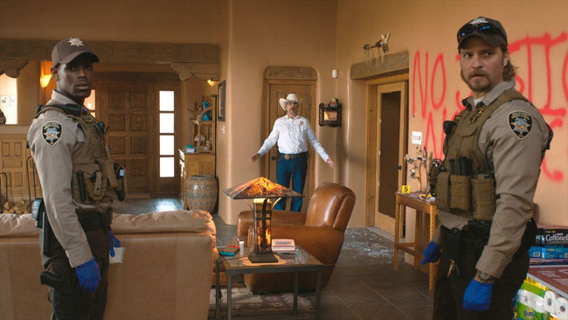 ホアキン・フェニックスが鼻グリグリに耐え、ド派手選挙カーで駆け巡る！　『エディントンへようこそ』場面写真解禁