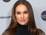 ナタリー・ポートマン、仏ミュージシャンとの間に第3子妊娠　お腹を包むケープコート姿で外出