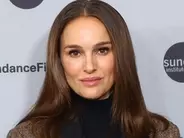 ナタリー・ポートマン、仏ミュージシャンとの間に第3子妊娠　お腹を包むケープコート姿で外出