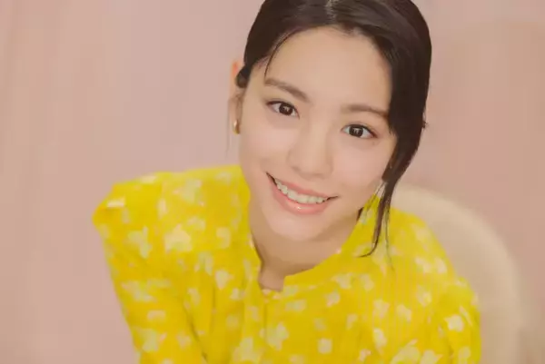 當真あみ、“変な体勢で寝ていた”幼少期ショットを披露「芸術的な寝方」「可愛すぎる」