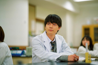 作間龍斗に静かな眼差しを向ける原菜乃華 『ないものねだりの君に光の花束を』対照的な姿を捉えた新カット