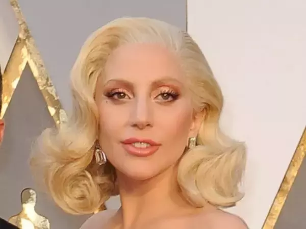 レディー・ガガ、妊娠の噂を否定