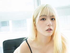 eスポーツ美女が悩殺する！　超ミニスカ姿に刺激的なカットも