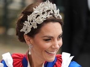 キャサリン妃が戴冠式で身に着けたヘッドピース、エリザベス女王の付き人がモデルの可能性
