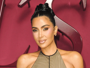 顔面を覆ったルックでネットをザワつかせたキム・カーダシアン、新作プレミアでは見事なドレス姿で絶賛の声