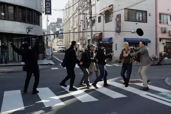 ブレンダン・フレイザー×柄本明らの撮影風景を収めた映画『レンタル・ファミリー』メイキングカット公開