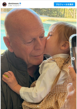 孫娘にキスされるブルース・ウィリスさん　元妻デミ・ムーアが近影公開　71歳誕生日を祝福