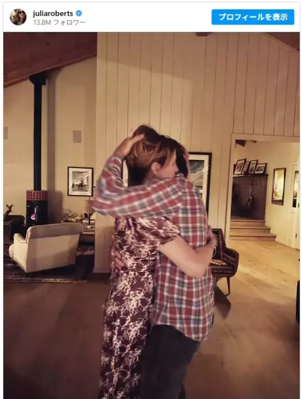 ジュリア・ロバーツ、夫と固く抱き合うハグショット！　誕生日をお祝い