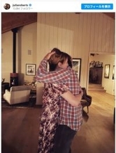 ジュリア・ロバーツ、夫と固く抱き合うハグショット！　誕生日をお祝い