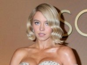 シドニー・スウィーニーの下着ブランド、発売後即完売　ランジェリー姿でLAに登場する新映像も