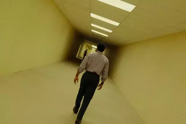 YouTube発の20歳監督が『スター・ウォーズ』抜く快挙　ホラー映画『Backrooms』日本公開決定
