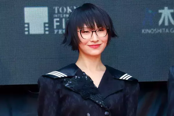 新しい学校のリーダーズ・SUZUKA、セーラー服モチーフのジャケットで個性的に登場！＜第38回東京国際映画祭＞