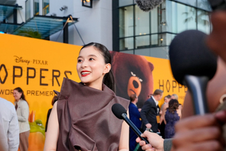 芳根京子、ユニークなブラウンドレス姿で登場　『私がビーバーになる時』ワールドプレミア初参加