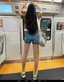「身長183cm“ABEMA出演美女”、電車内ショットに驚きの声「脚長すぎ！」「スタイルえぐい」」の画像1