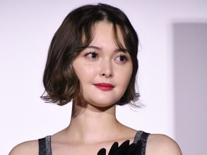 玉城ティナ、青髪でイメージ激変のオフショに絶賛集まる「美しい」「今シーズン最高の俳優の一人」