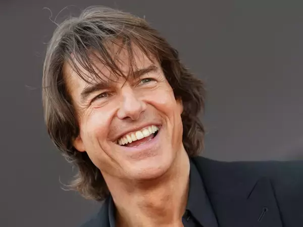 踊るトム・クルーズ！　オスカー名誉賞デビー・アレンとノリノリでダンスする姿をキャッチ