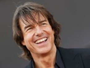 踊るトム・クルーズ！　オスカー名誉賞デビー・アレンとノリノリでダンスする姿をキャッチ