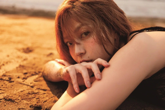 “今日好き”出演の人気グラドル24歳の2nd写真集　攻め抜いたシースルーの衣装で“美バスト”表現