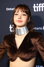 BLACKPINK・リサ、大胆お腹見せルックでトロント映画祭に
