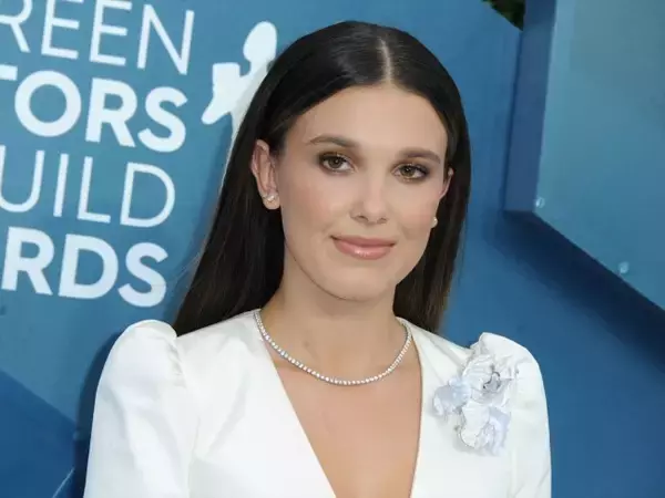 ミリー・ボビー・ブラウン、クリスマスに水着姿公開