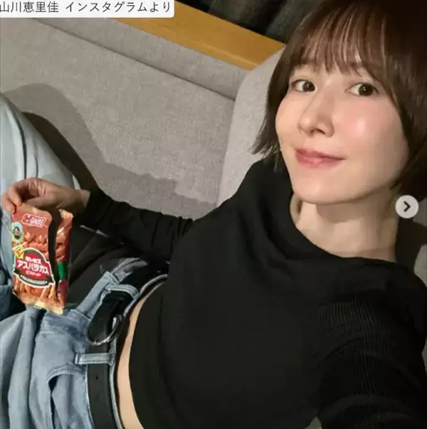 “奇跡の43歳”山川恵里佳、ミニ丈姿がスタイル抜群！「さらに若くなってる」「可愛いすぎる」　2児の母