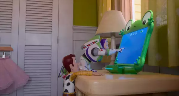 『トイ・ストーリー5』ウッディたちの前に現れた“ハイテクおもちゃ”の場面写真解禁
