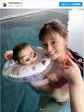 「元人気グラドル45歳、1歳の我が子とプール遊び！　水着姿にファン感動」の画像1